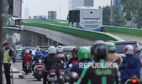 Sebuah bus Transjakarta melaju di ramp busway layang Halte Tendean Jakarta Selatan, Senin (8/5). Beberapa hari terakhir pengemudi operator busway jalur Tendean CIleduh melakukan ujicoba berkendara di jalur ini.