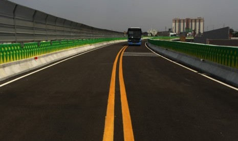 Sebuah bus Transjakarta melintas di Halte JORR Petukangan saat melakukan uji coba jalan di Petukangan, Jakarta, 22 Mei 2017. 