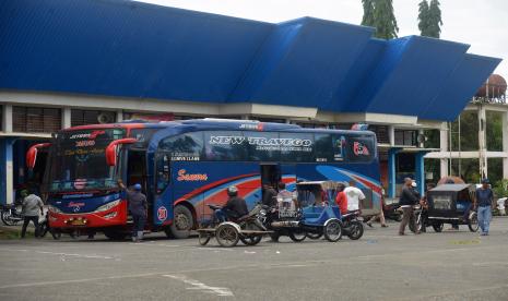 Sebuah bus umum antar provinsi yang datang dari Medan, Sumatera Utara menurunkan beberapa penumpang saat tiba di Terminal Type A Batoh, Banda Aceh, Aceh, Senin (11/5/2020). Menurut petugas terminal, sejak pandemi COVID-19 arus penumpang sudah mulai sepi dan menjelang lebaran Idul Fitri pun jumlah pemudik semakin menurun.