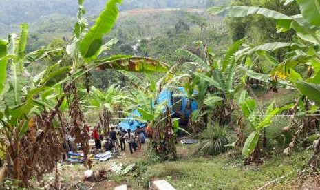 Sebuah bus wisata yang membawa rombongan dealer kendaraan di Bekasi dan Bogor masuk jurang di jalur Cikidang Kabupaten Sukabumi, Sabtu (8/9). Dampaknya sebanyak enam orang penumpang bus meninggal dunia di lokasi kejadian dan kemungkinan bertambah.