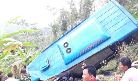 Sebuah bus wisata yang membawa rombongan dealer kendaraan di Bekasi dan Bogor masuk jurang di jalur Cikidang Kabupaten Sukabumi, Sabtu (8/9). Dampaknya sebanyak enam orang penumpang bus meninggal dunia di lokasi kejadian dan kemungkinan bertambah.