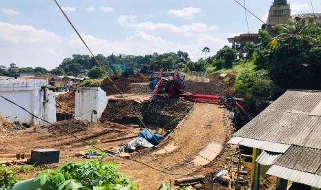 Sebuah crane di proyek pembangunan double track Bogor-Sukabumi, tepatnya di Kelurahan Cipaku, Bogor Selatan, Kota Bogor terguling sejak Ahad (6/6). 