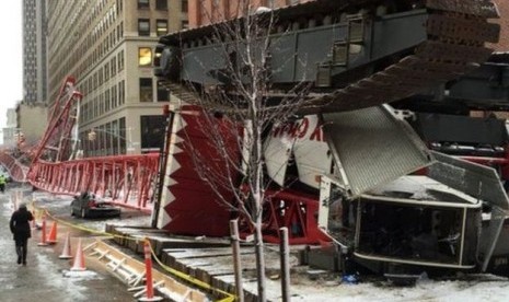 Sebuah crane jatuh di Lower Manhattan, New York. Seorang tewas dalam peristiwa itu.