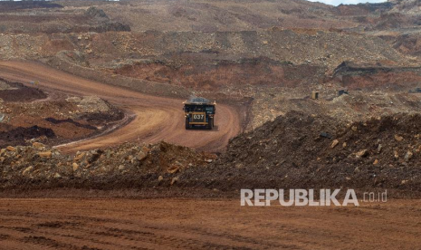 Sebuah dump truck mengangkut material pada pengerukan lapisan atas di pertambangan nikel PT Vale Indonesia di Soroako, Luwu Timur, Sulawesi Selatan, belum lama ini.