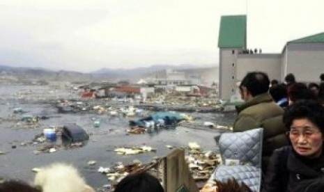 Sebuah elabuhan di Prefektur Miyagi, Jepang, porak-poranda setelah diguncang gempa dan diterjang tsunami, Jumat (12/3/2011)