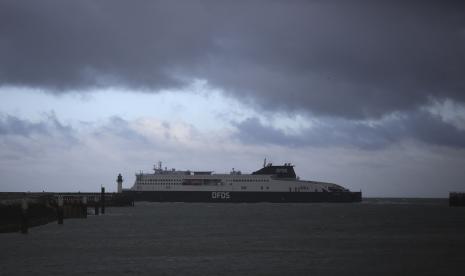 Sebuah feri menuju Inggris meninggalkan pelabuhan Calais, Prancis utara, Kamis, 25 November 2021. Anak-anak dan wanita hamil termasuk di antara sedikitnya 27 migran yang tewas ketika perahu kecil mereka tenggelam dalam upaya penyeberangan Selat Inggris, kata seorang pejabat pemerintah Prancis, Kamis.