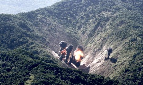 Sebuah foto handout yang dibuat oleh Angkatan Udara AS pada 1 September 2017 menunjukkan amunisi dari misi bilateral Angkatan Udara AS, Korps Marinir AS dan Pasukan Udara Korea Selatan (ROKAF), meledak di Range Pilsung, Korea Selatan.