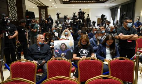 Sebuah foto jurnalis Palestina-Amerika Shireen Abu Akleh yang terbunuh diletakkan di kursi saat para jurnalis menunggu pernyataan Presiden AS Joe Biden dan Presiden Palestina Mahmoud Abbas setelah pertemuan mereka di kota Betlehem, Tepi Barat, Jumat, 15 Juli 2022.