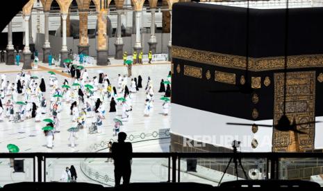 Penyelenggara Umroh Apresiasi Pelonggaran Prokes Arab Saudi. Foto:   Sebuah foto selebaran yang disediakan oleh Kementerian Haji dan Umrah Saudi menunjukkan jamaah haji mengenakan masker pelindung wajah, berputar-putar di sekitar Ka