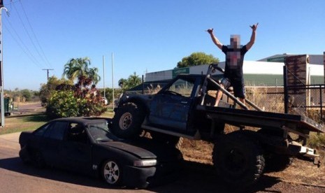 Sebuah foto, yang diunggah di social media, menunjukkan mobil ‘four-wheel drive’ yang diparkir di atas kendaraan lain.   