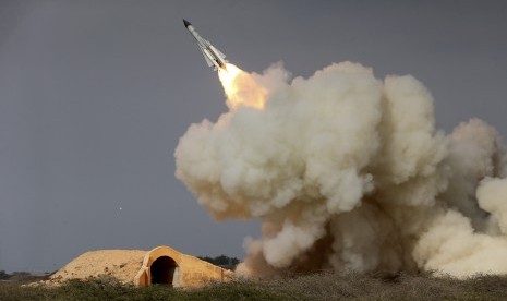 Eropa Upayakan Cegah Konflik Iran-AS. Sebuah foto yang mengilustrasikan peluncuran misil militer Iran di kota Bushehr, pada akhir Desember 2016. Pemerintah AS baru saja menjatuhkan sanksi kepada Iran atas dugaan kepemilikan misil yang bisa membawa senjata nuklir.