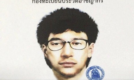  Sebuah gambar handout yang dirilis oleh Royal Thai Police pada tanggal 19 Agustus 2015, menunjukkan gambar sketsa rinci dari pria yang diduga menanam bom di dekat Kuil Erawan, di Bangkok, Thailand, 19 Agustus 2015.