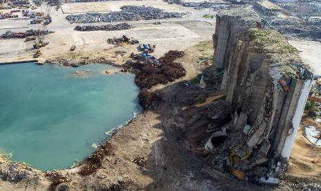 Sebuah gambar yang diambil dengan drone menunjukkan area pelabuhan yang hancur dalam enam bulan sejak hari ledakan, di Beirut, Lebanon, 03 Februari 2021 (dikeluarkan 04 Februari 2021). Sedikitnya 200 orang tewas, dan lebih dari enam ribu lainnya luka-luka dalam ledakan Beirut yang meluluhlantahkan daerah pelabuhan pada 04 Agustus. Hal ini diyakini disebabkan oleh sekitar 2.750 ton amonium nitrat yang disimpan di gudang.