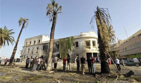 Sebuah gedung terkena ledakan di Libya. Menteri-menteri negara Arab menolak intervensi asing di Libya. Ilustrasi.