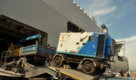 Sebuah genset ditarik truk memasuki dek KRI Makassar yang berlabuh di dermaga Pelabuhan Tanjung Emas Semarang, Rabu (4/1/2023). PLN mengirimkan tujuh unit genset cadangan untuk mendukung keandalan pasokan listrik akibat gangguan teknis di PLTD Legon  Bajak, Karimunjawa.