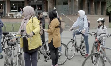 Sebuah grup bersepeda Liverpool yang bertujuan mempromosikan bersepeda di kalangan ibu Muslim, pencari suaka, dan orang-orang dari seluruh komunitas yang lebih luas menjadi subjek dari sebuah film dokumenter BBC baru yang akan ditayangkan malam ini. Film dokumenter Toxteth Cycle Club adalah tentang Cycle of Life (COL) berbasis di Toxteth, sebuah grup bersepeda yang didirikan pada 2020 oleh Ibe Hayter. Grup Bersepeda Muslim di Liverpool Tampil di Dokumenter BBC