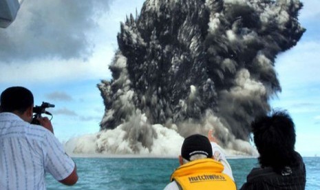 Sebuah gunung berapi bawah laut yang terletak di 10-12 kilometer lepas pantai Tongatapu, Tonga, meletus pada tahun 2009