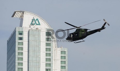 Sebuah helikopter berpatroli untuk mengamankan KTT Asia Afrika di sekitaran Jakarta Convention Centre, Jakarta, Rabu (22/4). (Republika/Raisan Al Farisi)