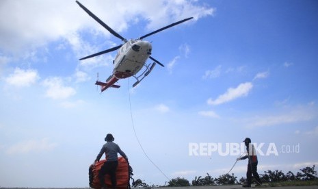 Sebuah helikopter dari BNPB lepas landas dari lapangan milik warga untuk melakukan water bombing di lereng Gunung Ciremai di Kuningan, Jawa Barat, Jumat (9/8/2019). 