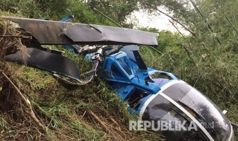 Sebuah helikopter dengan nomor BO-105 PK EAH terjatuh di kawasan perbukitan Situhyang, Desa Sirnaputra, Kecamatan Cigalontang, Kabupaten Tasikmalaya, Sabtu (16/3).