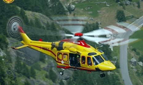 Sebuah helikopter dikerahkan untuk mengevakuasi sejumlah turis yang terjebak di kereta gantung dekat Mont Blanc, gunung tertinggi di Eropa 