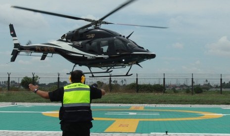 Sebuah helikopter jenis Bell 505 melakukan uji coba pendaratan saat persiapan pengoperasian Terminal Helikopter Cengkareng Heliport Intercity di kawasan Bandara Soekarno Hatta, Tangerang, Banten, Jumat (12/4/2019).