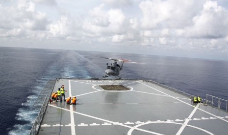  Sebuah helikopter melakukan pendaratan di atas dek KRI Makassar 590 yang sedang berlayar di Laut China Selatan, Selasa (1/4).  Guru Besar Hukum Internasional menyebut Indonesia tak perlu tanggapi protes China terkait Laut China Selatan.(Antara/Joko Sulistyo)