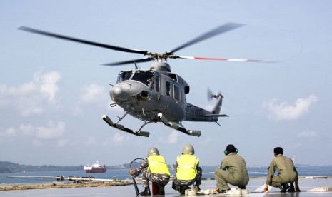  Sebuah helikopter melakukan pendaratan di atas dek KRI Makassar 590 yang sedang berlayar di Laut China Selatan, Selasa (1/4).  (Antara/Joko Sulistyo)