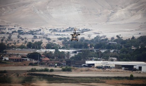 Sebuah helikopter yang membawa Perdana Menteri Israel Benjamin Netanyahu tinggal landas setelah pertemuan kabinet di Lembah Yordan di Tepi Barat yang dikuasai Israel, Ahad (15/9). 