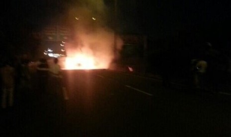 Sebuah Honda City terbalik dan terbakar di Tol Kebon Jeruk.