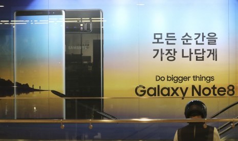 Sebuah iklan dari Samsung Electronics Galaxy Note 8 di sebuah toko di Seoul, Korea Selatan, Jumat (25/8).