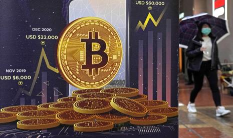 Sebuah iklan untuk cryptocurrency Bitcoin ditampilkan di sebuah jalan di Hong Kong, pada 17 Februari 2022.