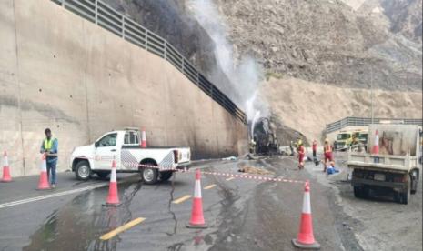 Sebuah insiden kecelakaan bus di Aqaba Shaar, wilayah Asir selatan menyebabkan 20 jamaah umroh meninggal dan 29 lainnya luka-luka. Bus yang membawa jamaah umroh dikabarkan terbalik dan terbakar, Senin sore (27/3/2023). PM Pakistan Sampaikan Belasungkawa atas Kecelakaan Bus Umroh