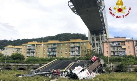 Sebuah jalan layang di Genoa, Italia, ambrol pada Selasa (14/8).