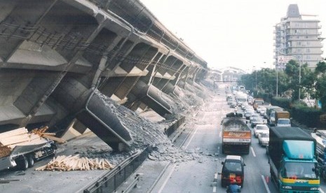 Sebuah jalan layang yang terguling akibat gempa di Kobe, Jepang pada 17 Januari 1995.