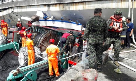 Sebuah jembatan ambruk di pelabuhan di Nanfangao, timur Taiwan, Selasa (1/10). Sebuah truk tanker jatuh, dan jembatan menimpa kapal nelayan.