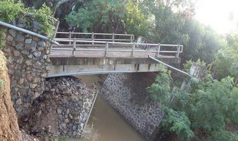 Sebuah jembatan di Desa Cenggu Kecamatan Belo, Kabupaten Bima terputus akibat banjir yang melanda wilayah ini pada Senin (13/2) malam.