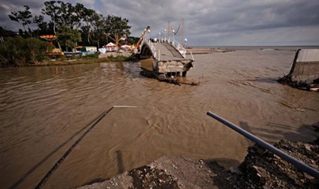 Sebuah jembatan rusak akibat banjir di Gelendzhik, Rusia Selatan, Sabtu, 7 Juli 2012.