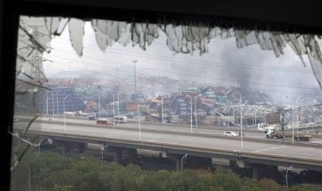 Sebuah jendela pecah akibat kerasnya ledakan di sebuha gudang di kota pelabuhan Tianjin, Jumat (14/8). 