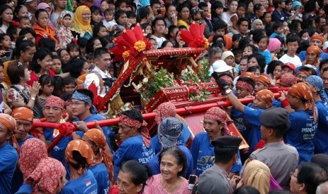 Sebuah Joli diarak diantara ribuan penonton dalam Cap Go Meh Steet Festival 2013 di Jalan suryakancana, kota Bogor, Jabar