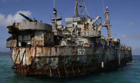 Sebuah kapal Angkatan Laut Filipina bobrok LT 57 (Sierra Madre) dengan pasukan Filipina dikerahkan di atasnya berlabuh di Beting Thomas Kedua, yang secara lokal dikenal sebagai Ayungin Shoal, pada 30 Maret 2014, di Laut Cina Selatan. Kapal penjaga pantai China memblokir dan menggunakan meriam air pada dua kapal pasokan Filipina menuju ke daerah sengketa yang diduduki oleh marinir Filipina di Laut China Selatan, memicu protes marah terhadap China dan peringatan dari pemerintah Filipina bahwa kapalnya dilindungi oleh perjanjian timbal balik. perjanjian pertahanan dengan AS, diplomat top Manila mengatakan Kamis, 18 November 2021.