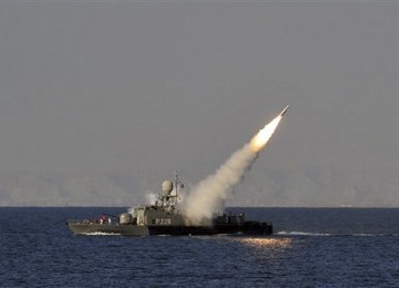 Sebuah kapal Angkatan Laut Iran meluncurkan rudal dalam sebuah latihan perang di Laut Oman pada Ahad (1/1).