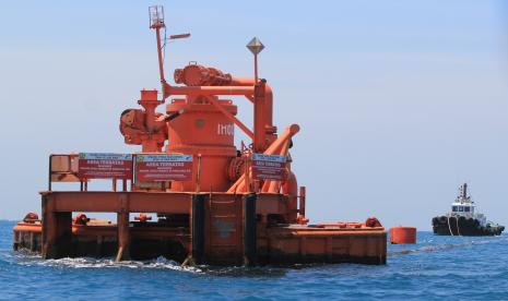 Sebuah kapal berlabuh di sekitar stasiun terapung suplai minyak dan gas lepas pantai di perairan Balongan, Indramayu, Jawa Barat, Rabu (11/11/2020). SKK Migas menargetkan pada tahun 2030 produksi minyak bumi sebesar 1 juta barel minyak per hari (BOPD) dan gas alam sebesar 12 miliar standar kaki kubik per hari (BSCFD), atau secara total sebesar 3,2 juta barel setara minyak per har