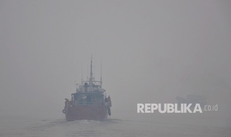 Limbah yang diduga berasal dari pembersihan kerak minyak kapal kembali mencemari pantai di Kabupaten Bintan dan Batam,  Kepulauan Riau. Foto:Sebuah kapal berlayar di pelabuhan Dumai, Riau, Selasa (3/9/2019).