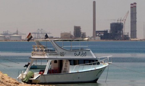 Sebuah kapal bersandar di sebuah pantai dekat pabrik semen di Pelabuhan El Ain El Sokhna di Suex, 140 km timur Kairo, Mesir. Mesir ingin melindungi negaranya dari ledakan tak terduga seperti di pelabuhan Beirut. Ilustrasi.