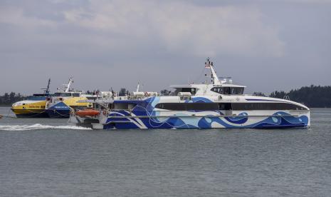 Sebuah kapal cepat rute Batam Centre-Singapura melaju pelan di dekat Pelabuhan Internasional Batam Centre Batam, Kepulauan Riau, Rabu(22/9/2021).