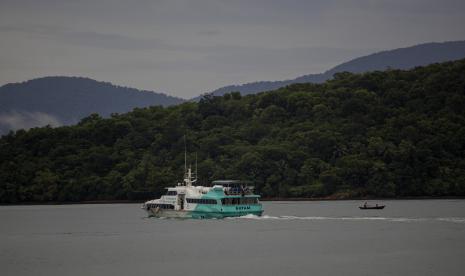 Sebuah kapal cepat melintas di Perairan Kepulauan Riau (ilustrasi). proyek pembangunan jaringan kabel bawal laut yang menghubungkan Lingga dan Batam ditargetkan rampung awal tahun 2023.