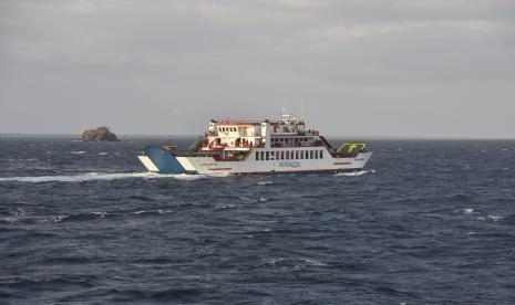 Sebuah kapal feri melintas di perairan Selat Alas Sumbawa menuju Pelabuhan Poto Tano di Kabupaten Sumbawa Barat, NTB, Sabtu (4/9/2021). Stasiun Meteorologi Maritim Tenau-Kupang Badan Meteorologi Klimatologi dan Geofisika (BMKG) mengimbau warga agar mewaspadai gelombang laut dengan kategori sangat tinggi yang berpotensi melanda wilayah perairan di selatan Pulau Sumba dan Pulau Sabu.