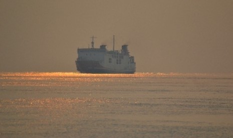 Sebuah kapal feri milik PT ASDP Indonesia Ferry melintas di jalur masuk Pelabuhan Bakauheni, Lampung.