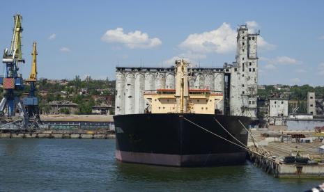 Sebuah kapal kargo kering Bulgaria ditambatkan di dermaga dengan latar belakang penyimpanan biji-bijian di Pelabuhan Laut Mariupol. Presiden Rusia Vladimir Putin pada Selasa (19/7/2022) mengatakan, Barat harus menghapus pembatasan ekspor gandum Rusia. 